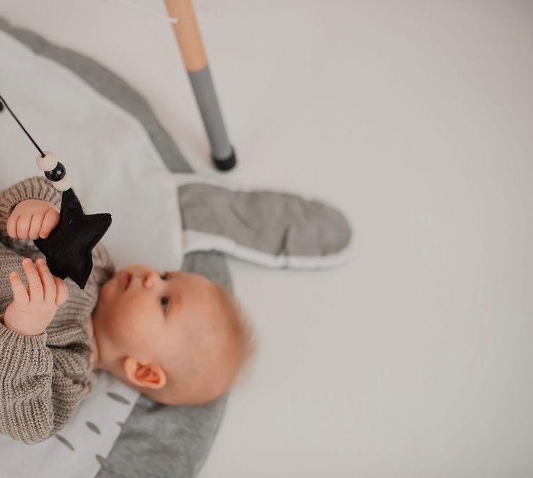 Spielbogen Babygym aus Holz und Filz - Kaktus Tipi