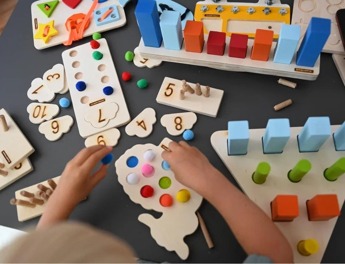 Jeu éducatif de tri de formes 3D