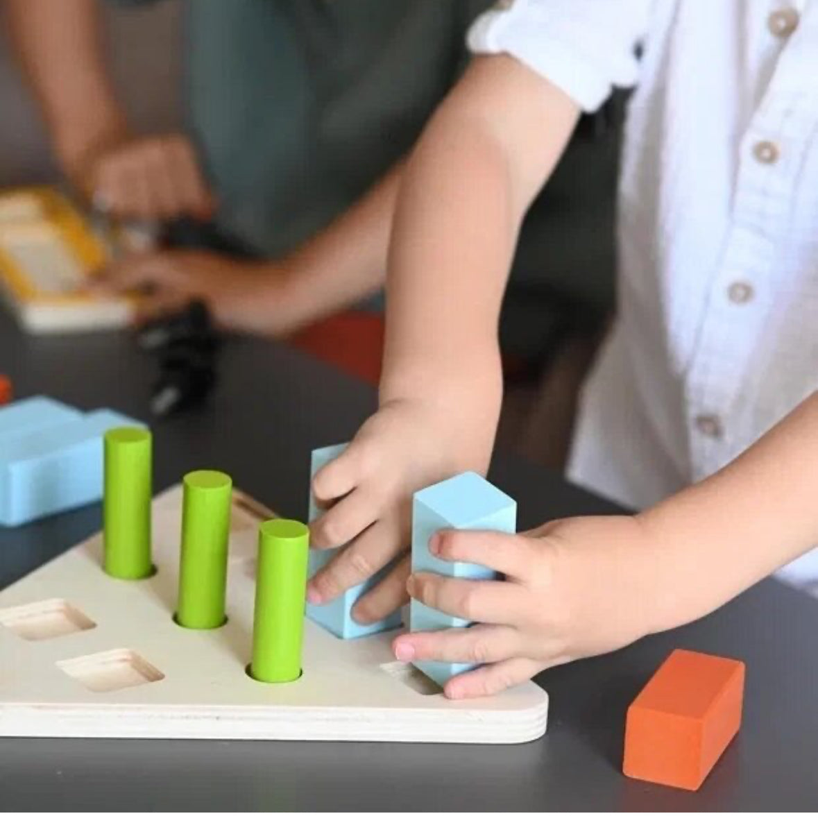 Jeu éducatif de tri de formes 3D