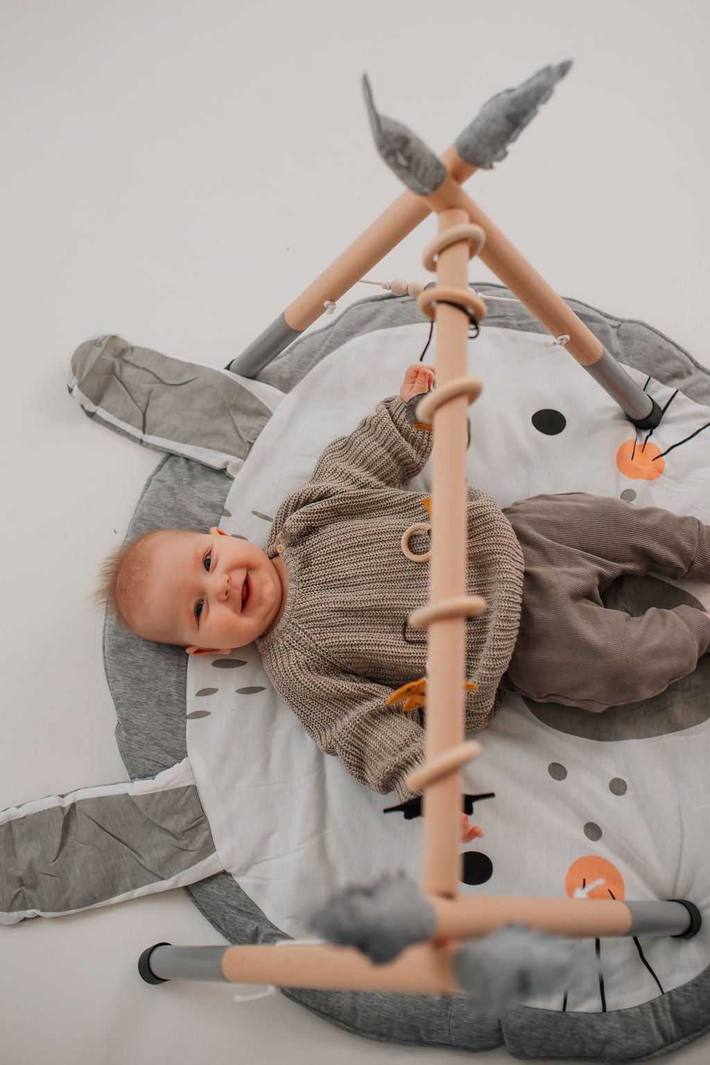 Spielbogen Babygym aus Holz und Filz - Flugzeug Tukan